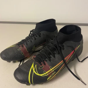 Nike fotbollsskor - Bra skick men liten skada på höger skon Inget som påverkar skulle jag säga men säljer billigt Storlek 43