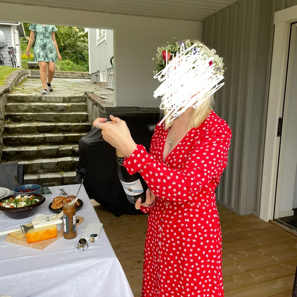 Adoore paris dress, röd blommig i fint skick, bara använd fåtal ggr. Pris kan diskuteras. . Mekot.