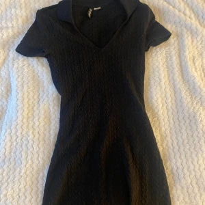 Tajt klänning  - Säljer denna skit söta tajta klänningen ifrån H&M. Använd några gånger och är i toppenskick💕