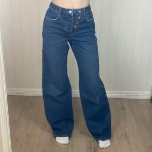 Mörkblå jeans från nakd med lite vidare ben i storlek 34. I princip aldrig använda så i nyskick. 🎀