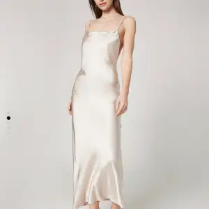 Super fin lång satin klänning  från About You i storlek XS, nypris 855kr säljer för 500kr eller bud. Endast använd en gång så som ny, skriv för fler bilder💕