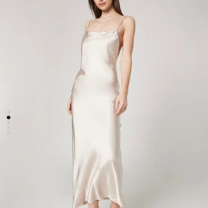 Lång Satin klänning med öppen rygg - Super fin lång satin klänning  från About You i storlek XS, nypris 855kr säljer för 500kr eller bud. Endast använd en gång så som ny, skriv för fler bilder💕