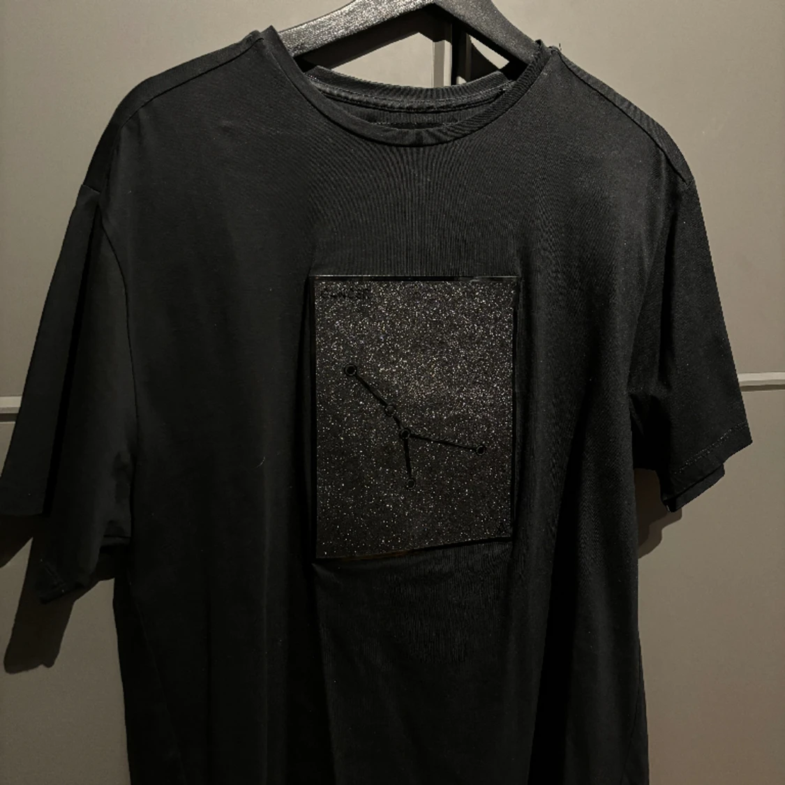 Svart limitato T-shirt