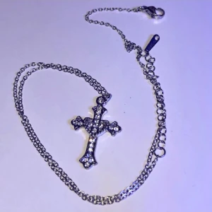 Kors halsband - Helt nytt kors halsband🤍🤍har fler så säg till innan du köper🤍🤍