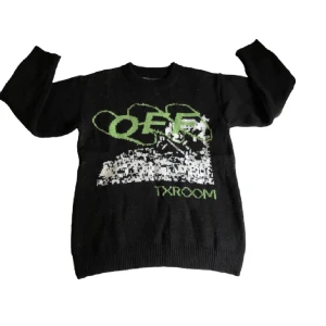 Playboi Carti x Off white sweatshirt  - Säljer min väldigt limiterade playboi carti x off white sweatshirt som inte säljs nånstans längre. Väldigt varm o skön. 9,5/10 skick. Säljer pågrund av att den är för stor för mig 