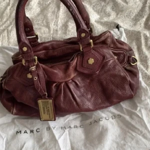 Marc Jacobs väska  - TRYCK INTE PÅ KÖP NU🚨! första bilden är lånad! möts helst upp och kom med. bud! 
