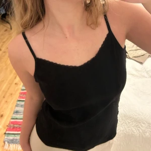 Spetslinne - Linne med spetsdetalj. Justerbara axelband. 