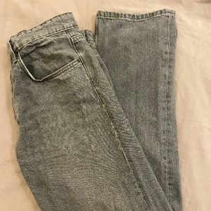 Raka jeans  - Riktigt snygga jeans från zara. Finns lite slitningar vid benet ( bild 3), men utöver det är allt bara fint! Det är bara och höra av sig om du har några funderingar osv. 🙌💛