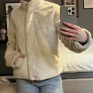 Äggvit ’Päls’jacka only - FINNS NY ANNONS MED FRI FRAKT! Jättemjuk fake-pälsjacka från only. Jag skulle säga att färgen är en blandning av äggvit & beige 💕 Stylas den rätt är det SÅ en mob-wife-vibe på jackan!! 