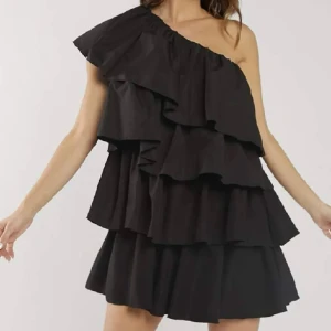 Så fin volangklänning - Volangklänning one shoulder