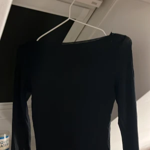 Svart intimissimi tröja  - Skit snygg svart intimissimi tröja.  Har knappt använt den och är i ganska bra skick! 