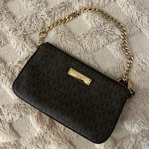 Michael kors väska - Säljer en liten Michael Kors väska då den ej kommer till användning längre, den är köpt för 1099kr men har inte kvittot kvar därav säljer jag den för 550kr