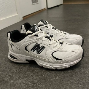 New balance - Säljer mina New balance skor i strl 38,5 de kommer inte till någon användning längre därav säljer jag de. Köpta för 1250kr och säljer de för 550kr