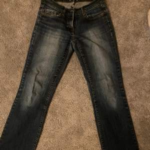 säljer dessa skitsnygga jeans i storlek S! bra skick förutom ett jättelitet hål som lätt går att sy igen! 