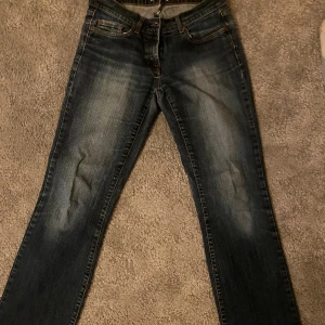 lågmidjade jeans - säljer dessa skitsnygga jeans i storlek S! bra skick förutom ett jättelitet hål som lätt går att sy igen! 