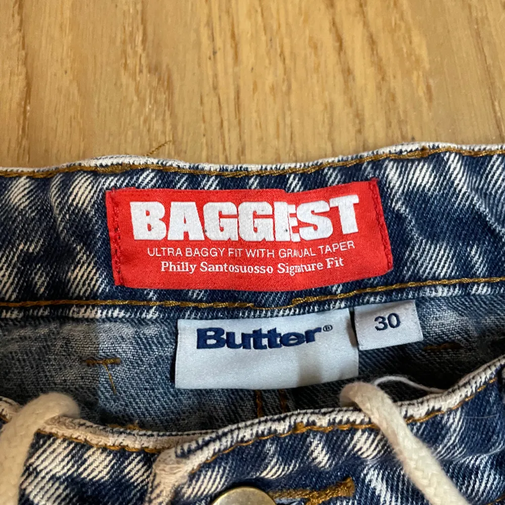 Ett par Butter good jeans i storlek w30 i modellen santosuosso ny pris 1200. Jeans & Byxor.
