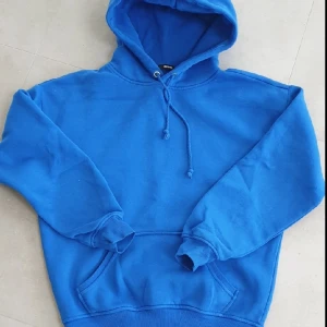 Hoddie - ⚠️Lånad bild⚠️ ( kontakta för äkta bilder) Säljer min blåa bikbok hoddie med matchande mjukis byxor i Stl. Xs🩷