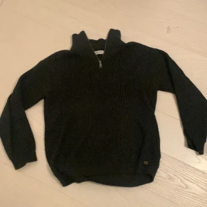 Half zip - Mörkgrå stickad halfzip från H&M. Passar bra med mycket är väldigt trendig! Skick 8/10