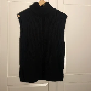 Stickad väst - Svart stickad väst med polo. Från märket only. Små slitsar på sidorna.