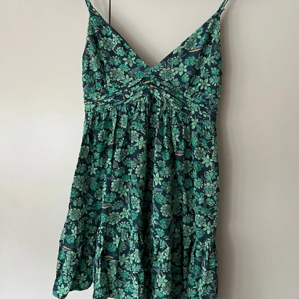 Jätte gullig blå grön sommar klänning, köpt på pull and bear i Spanien för några somrar sedan !!💗. Klänningar.
