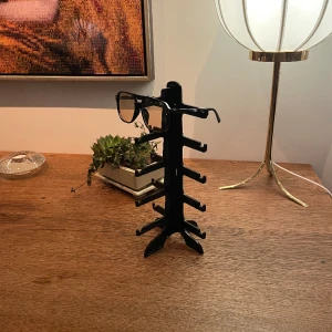 Solglasögonställ - Ställ för solglasögon säljes. Obs solglasögona på bilder följer ej med😀