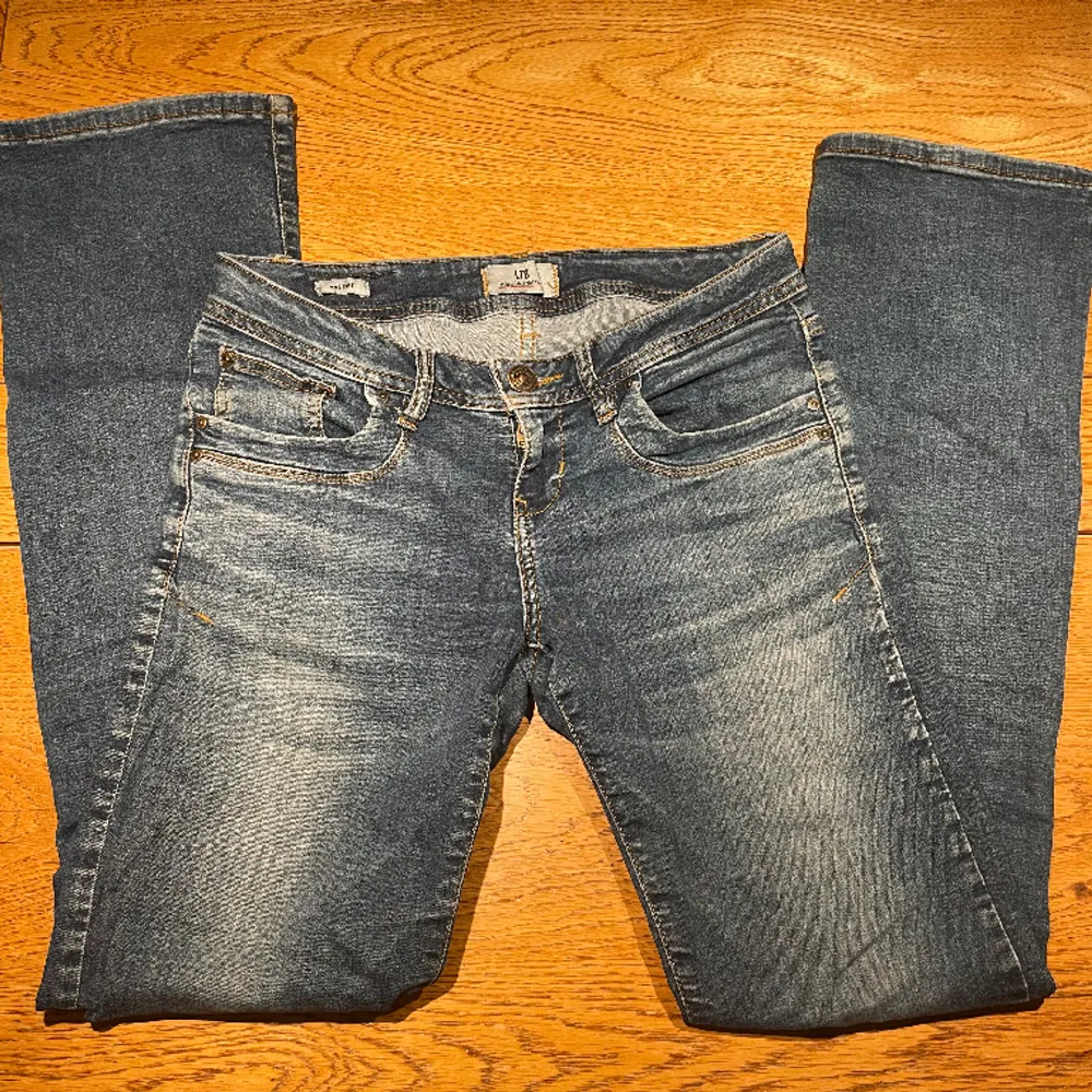 Jag säljer mina lågmidjade ltb jeans då dom är för små. Dom har en lila fläck på vänstra knät. (3e bilden) Men den märks verkligen inte. Skriv för mer info🤗. Jeans & Byxor.
