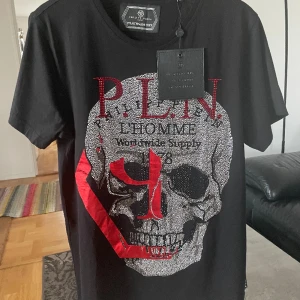Äkta o helt oanvända Philip Plein  - Den är i perfekt skicka, helt oanvända med tags kvar. 