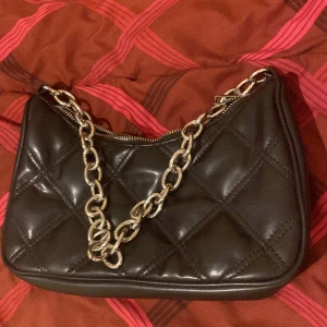 Svart axelväska - Knappt använt men passar till allt