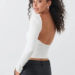 Backars top - Vit långärmad backless top 💓💕aldrig använd så som ny 