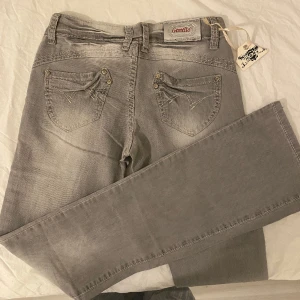 Grå jeans - Grå skitsnygga lågmidjade bootcut jeans i stl Xs/S🫶🏼innerbenslängd 83 och midjemått rakt över 35 cm💗kan tyvärr inte visa bilder på då de inte passar