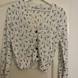 Kofta - Säljer denna gulliga kofta från zara pga kommer ej till användning 💖 Priser kan absolut diskuteras & köparen står för frakten 🫶🏼