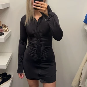 Klänning - Långärmad klänning som endast är testad.