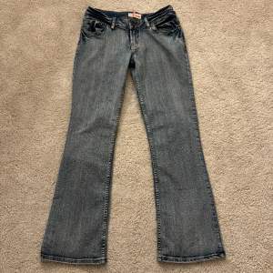 Jätte snygga jeans som är köpta här på Plick men va alldeles för stora tyvärr!💘  Midjemått: 82cm Innebenslängden: 79 cm 