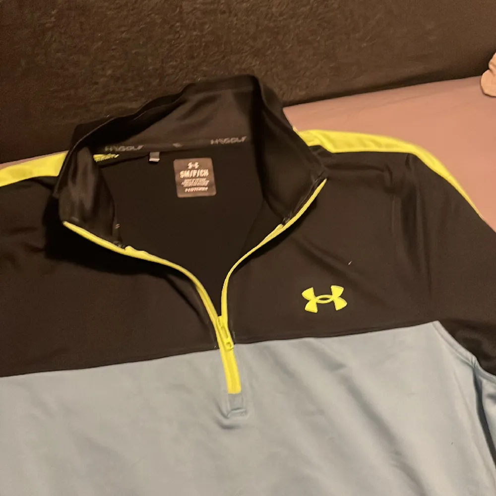 Säljer helt ny under armour halv zip. Perfekt för golfare där ute. Nypris runt 750 mitt pris 500. Hoodies.