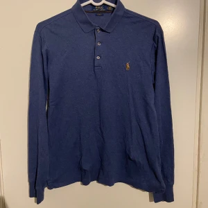 Ralph Lauren Rugby Tröja - Ralph Lauren Rugby Tröja i fint skick | Storleken är M men skulle rekommendera S | Färgen Blå | Pris - 449kr | Skriv för frågor eller annat. (kolla min profil för ytterligare feta kläder, kan lösa paketpris)