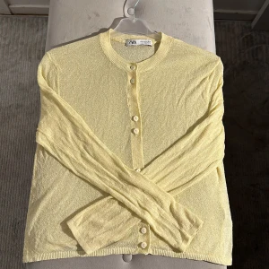 Zara kofta - Supersöt kofta från Zara🥰 Perfekt till sommaren då den är ganska lätt och tunn!🥰