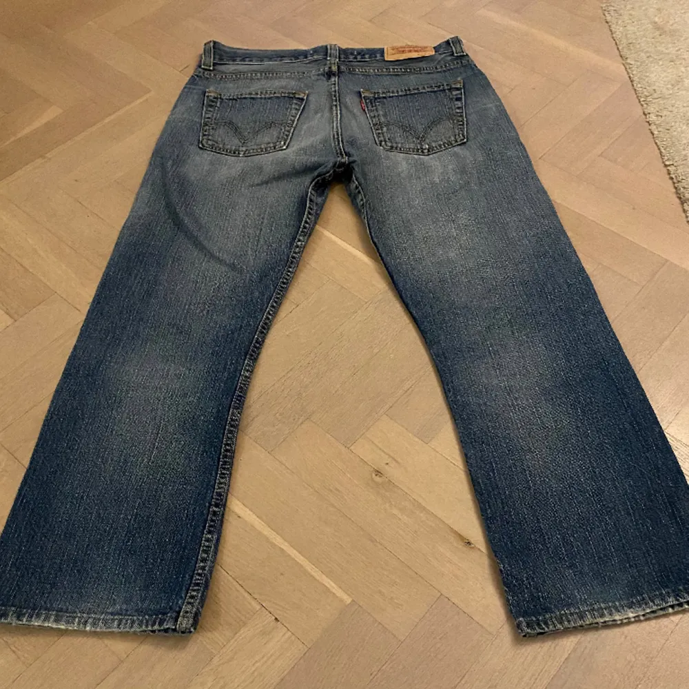 Blå Levis 506 standard jeans. Mycket bra skick med en otroligt snygg wash/tvätt. Storlek 34/34 men egentligen 32/32. Jeans & Byxor.