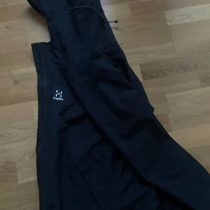 Höglöfs vindjacka - Skick 10/10, har använts 3 gånger Org pris 1800kr Storlek M