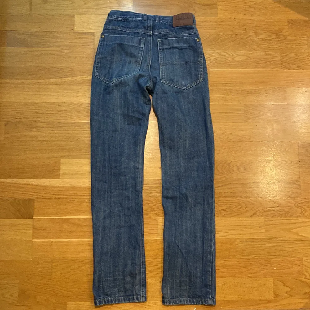 Säljer dessa jeans jätte snygga jeans ❣️super bra skick! Storleken är 162/14 år mfn passar som Xxs också💗skicka om ni har några frågor!💕. Jeans & Byxor.
