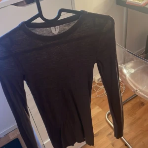 Tröja arket  - Tröja från arket som är lite genomskinlig och påminner om intimissimi tröjorna. Mörk brun färg 