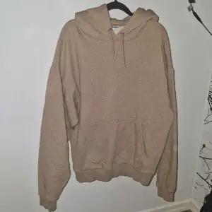 En oversized hoodie, storlek s i beige färg.