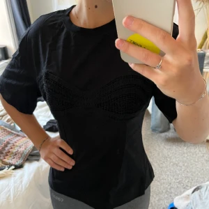 T-shirt - T-shirt med så fin passform och virkade detaljer❤️