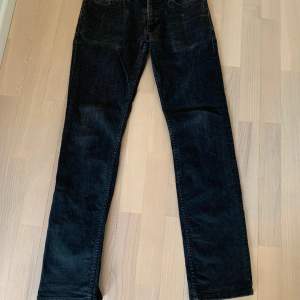 Säljer dessa asfeta mörkgråa Tommy Hilfiger jeans. Storleken är 30/32 vilket bör passa dig som är 175-185. Nypris 1799kr.