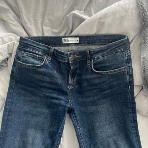 Säljer pga förstora! Har sprättat upp längst ner på jeansen för att dom ska passa mig som är 170. Använd köpdirekt!❤️❤️