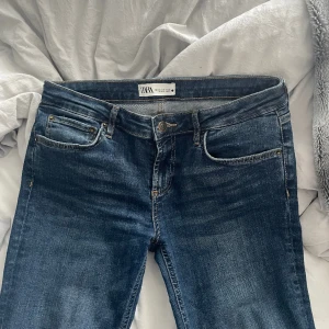 Jeans från Zara - Säljer pga förstora! Har sprättat upp längst ner på jeansen för att dom ska passa mig som är 170. Använd köpdirekt!❤️❤️