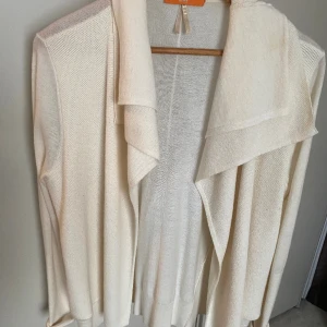 Hugo Boss cardigan - Jättefint skick, använd ett fåtal gånger. Liten i stl så passar M/38. Tunn och flera lager