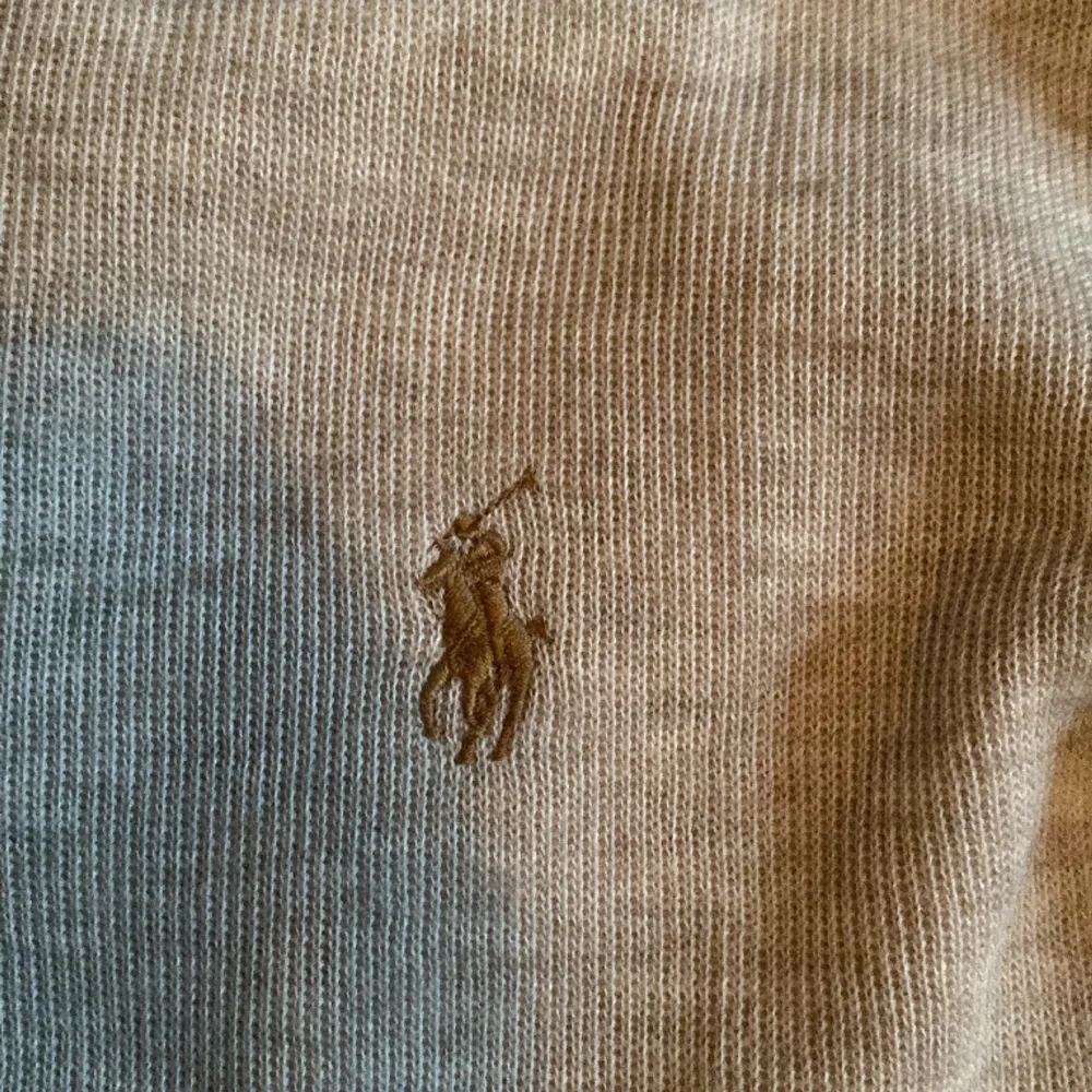 Ralph lauren half zip i mycket bra skick.  Storlek large. Inga defekter och allt funkar som det ska. Priset kan diskuteras vid snabb affär. Hör av dig vid frågor. Tröjor & Koftor.