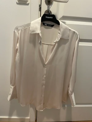Ljusbeige satinblus - Från zara. Aldrig använd! Storlek 34.