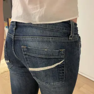 Säljer dessa jätte snygga jeans med coola bakfickor!💖  jag är 174 cm och de sitter bra i längden på mig🙌 vet ej riktigt om jag vill sälja så lägg prisförslag eller köp direkt för 600kr!