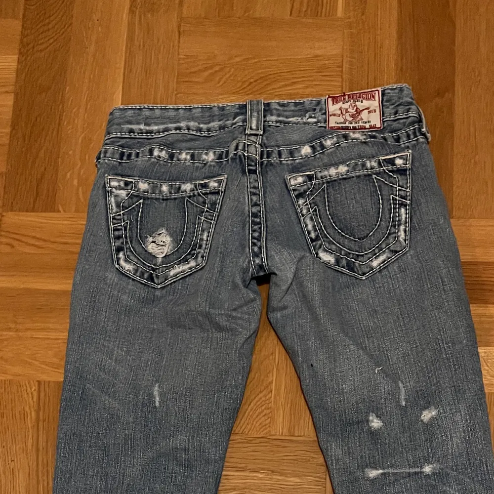 Säljer mina finaste true religion jeans i bootcut som tyvärr blivit försmå💖köpta för över 1000 kr, midjemått 35 cm rakt över. Tryck gärna på köp direkt❤️. Jeans & Byxor.